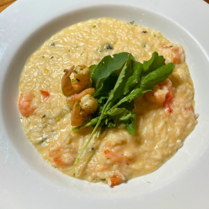 Risoto de camarão com parmesão e rúcula