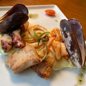 grelhata con frutti di mare e purea