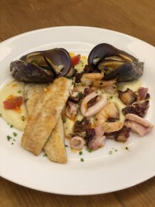 grelhata con frutti di mare e purea